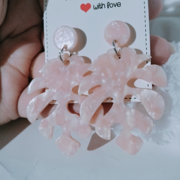 Pale Pink Monstera Leaf Earrings, Marbled Acrylic Dangle Earrings. 6 Cm - Picture 6 of 8